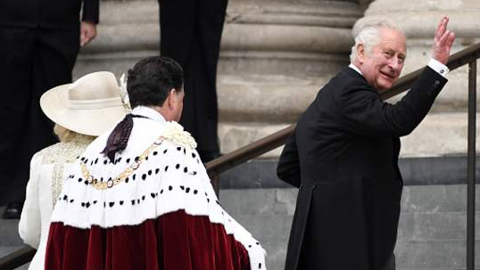 في اليوم الثاني من الاحتفالات باليوبيل البلاتيني، الأمير تشارلز لدى وصوله الى كاتدرائية سانت بولس
