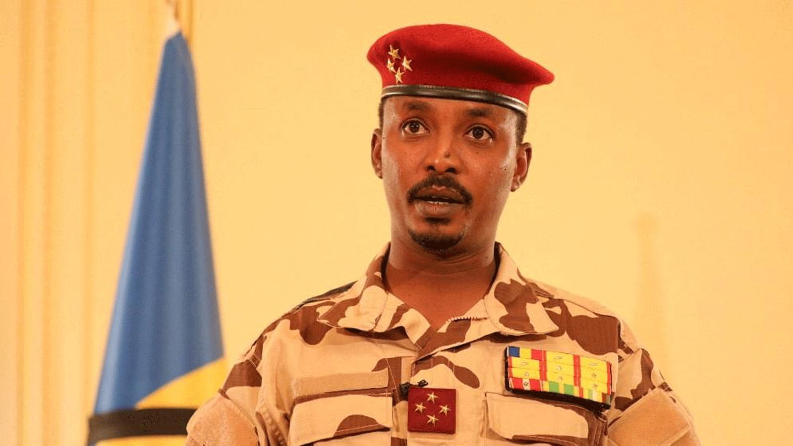 صورة أرشيفية للجنرال محمد إدريس ديبي، زعيم المجلس العسكري الانتقالي في تشاد وهو يلقي رسالة في القصر الرئاسي في نجامينا 