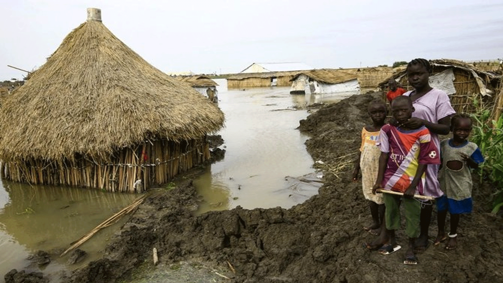 مياه الفيضانات تغمر في مخيم دبا بوسين للاجئين من جنوب السودان في ولاية النيل الأبيض في السودان في سبتمبر / أيلول العام الماضي. 