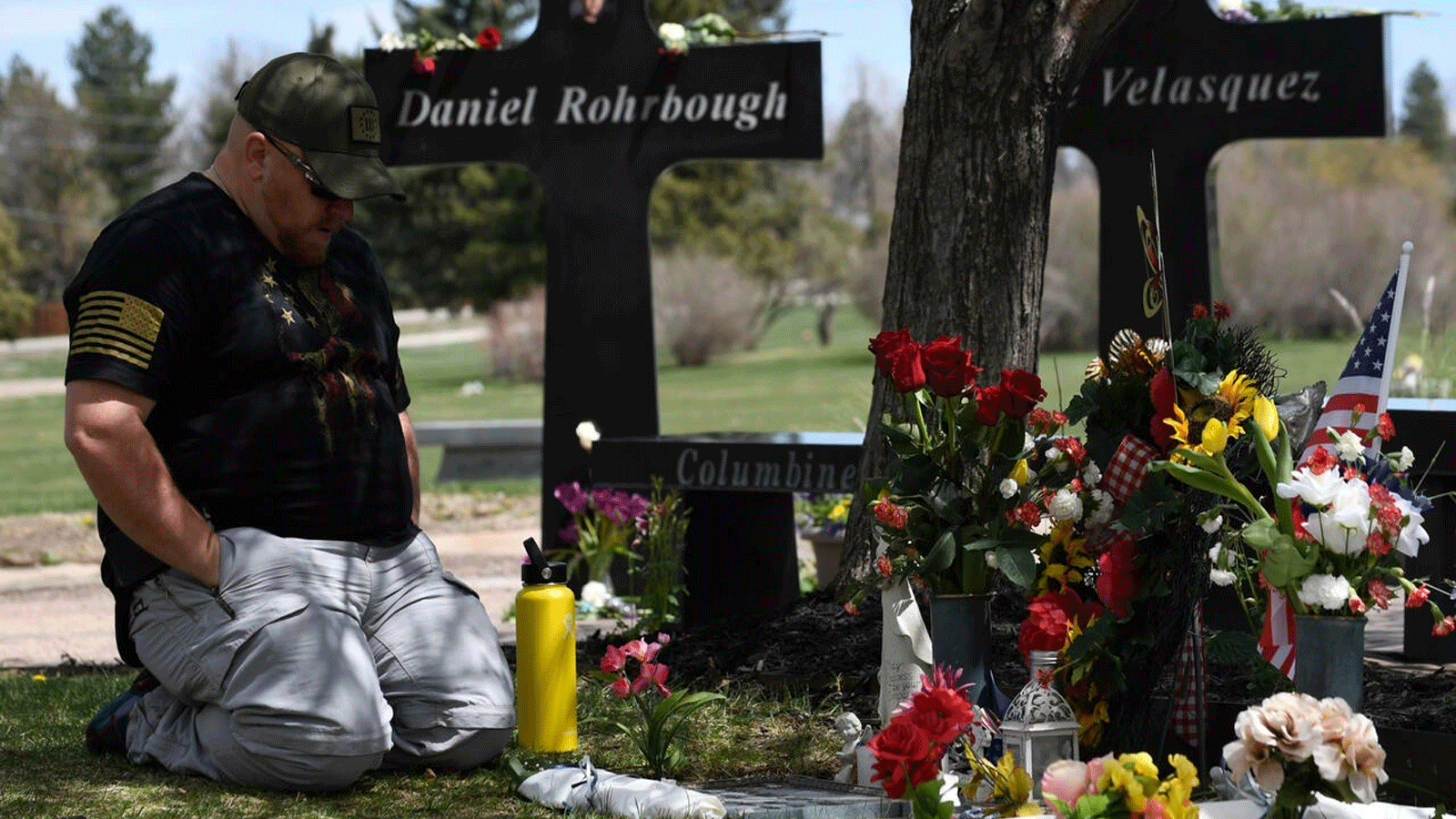 رجل يزور النصب التذكاري لضحايا حادث إطلاق النار في مدرسة كولومبين الثانوية عام 1999 في حدائق تشابل هيل التذكارية في ليتلتون، كولورادو في نيسان\ أبريل 2019 جيسون كونول
