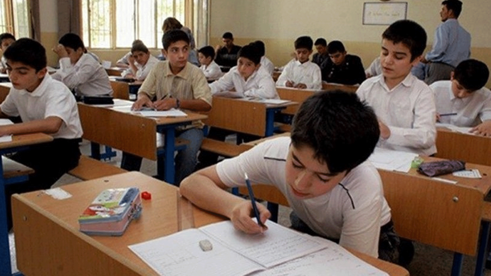 طلاب عراقيون في مرحلة المتوسط الثاني يؤدون امتحاناتهم الوزارية قبل كشف تسريب أسئلة امتحاناتهم (تويتر)