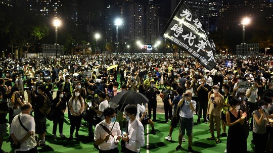 نشطاء ينظمون وقفة احتجاجية على ضوء الشموع في تيانانمين في فيكتوريا بارك في هونغ كونغ ، 4 يونيو 2020