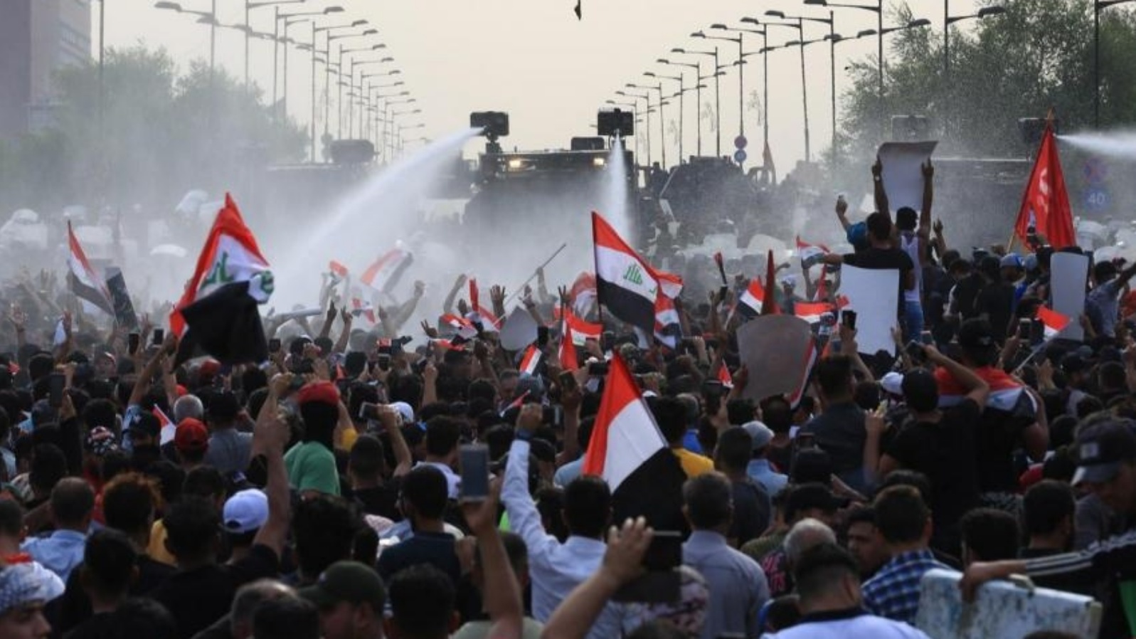 صدامات بين المحتجين العراقيين وقوات الأمن والمليشيات لدى محاولاتهم اقتحام المنطقة الخضراء وسط بغداد في أكتوبر 2019 (تويتر)