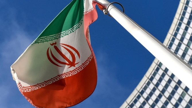 يظهر العلم الوطني الإيراني خارج مقر الوكالة الدولية للطاقة الذرية خلال اجتماع مجلس محافظي الوكالة في فيينا في 1 مارس 2021