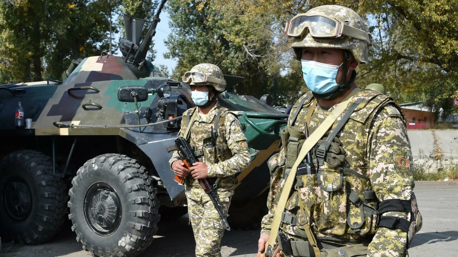 صورة ملف لجنود قرغيزيين عند نقطة تفتيش في ضواحي بيشكيك