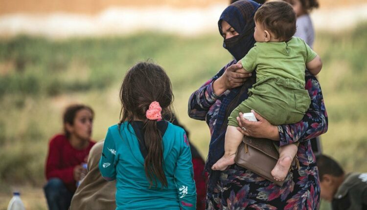 صورة لمغربية وابنائها عالقين في سوريا