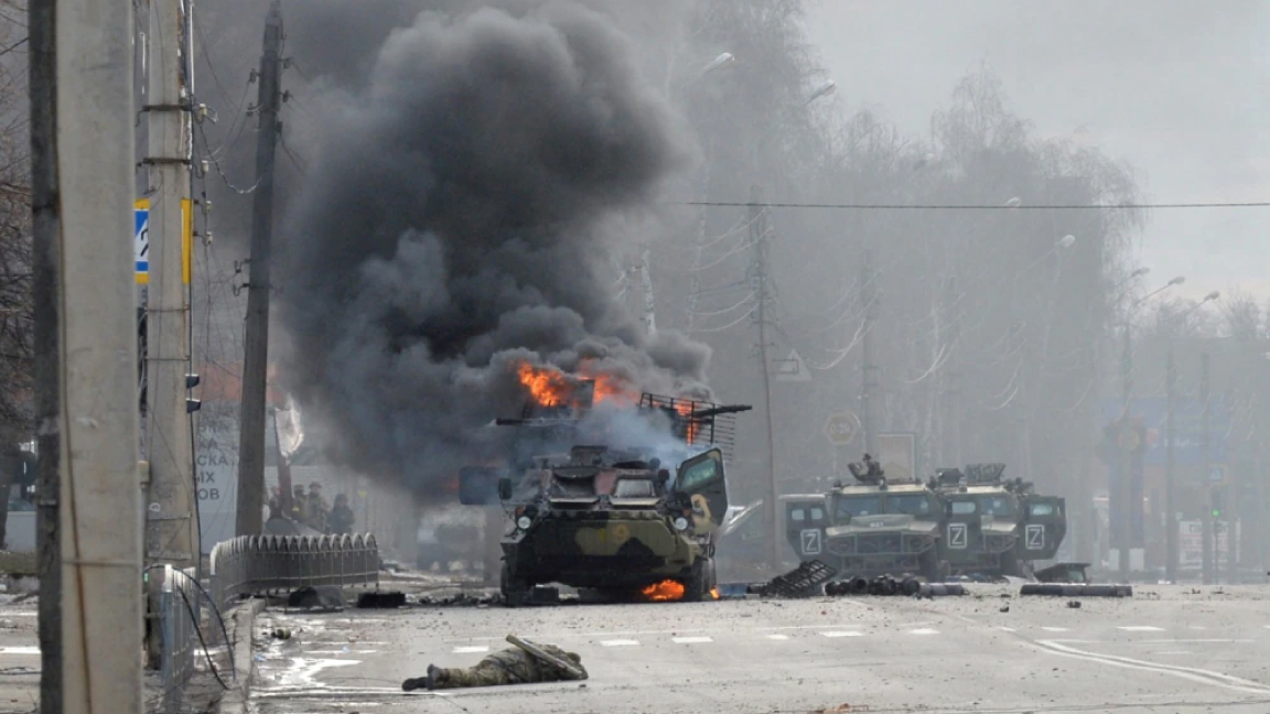 قتيل روسي أمام مدرعة روسية تحترق في خاركيف في الأسوبع الأول من الغزو الروسي لأوكرانيا