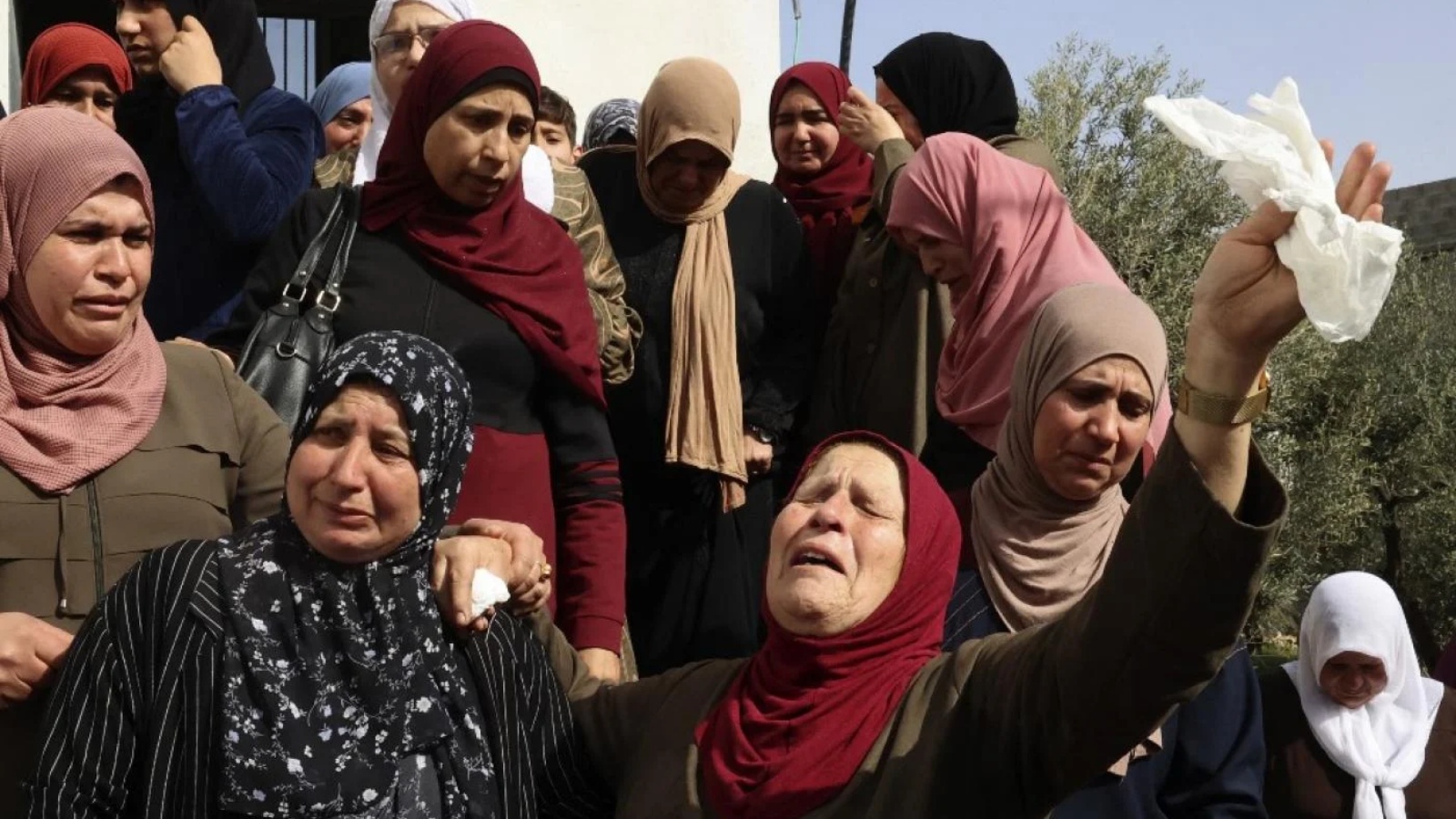 فلسطينيات تعزي والدة غادة العريضي خلال جنازتها في قرية حوسان غربي مدينة بيت لحم بالضفة الغربية المحتلة، في 10 أبريل