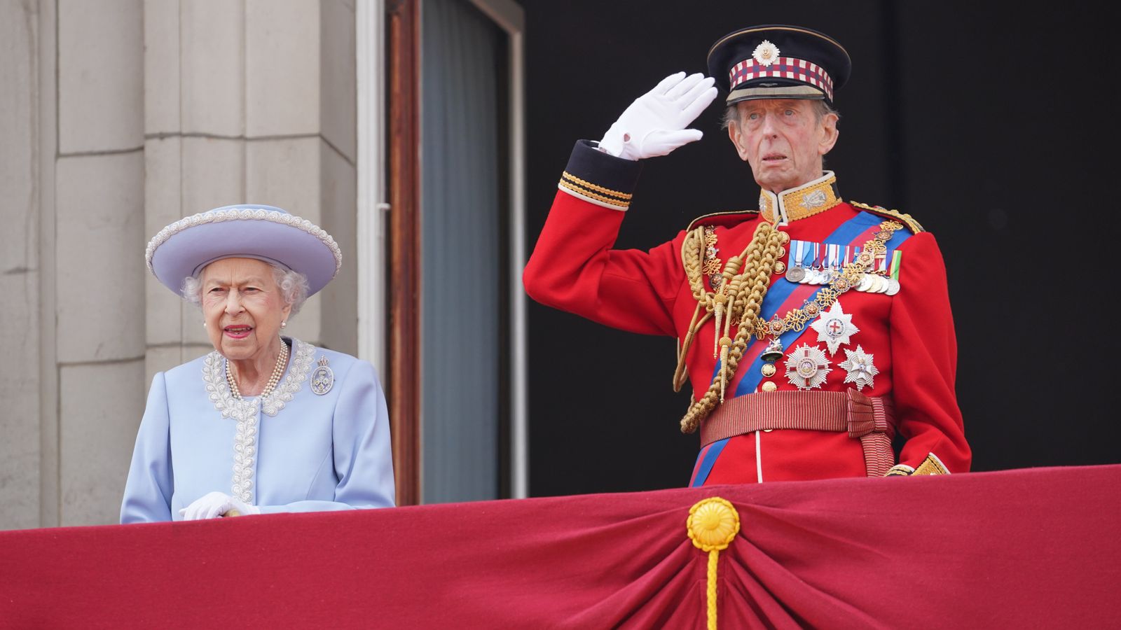 الملكة ودوق كينت في شرفة قصر باكسنغهام يوم الخميس 2 حزيران\ يونيو 2022