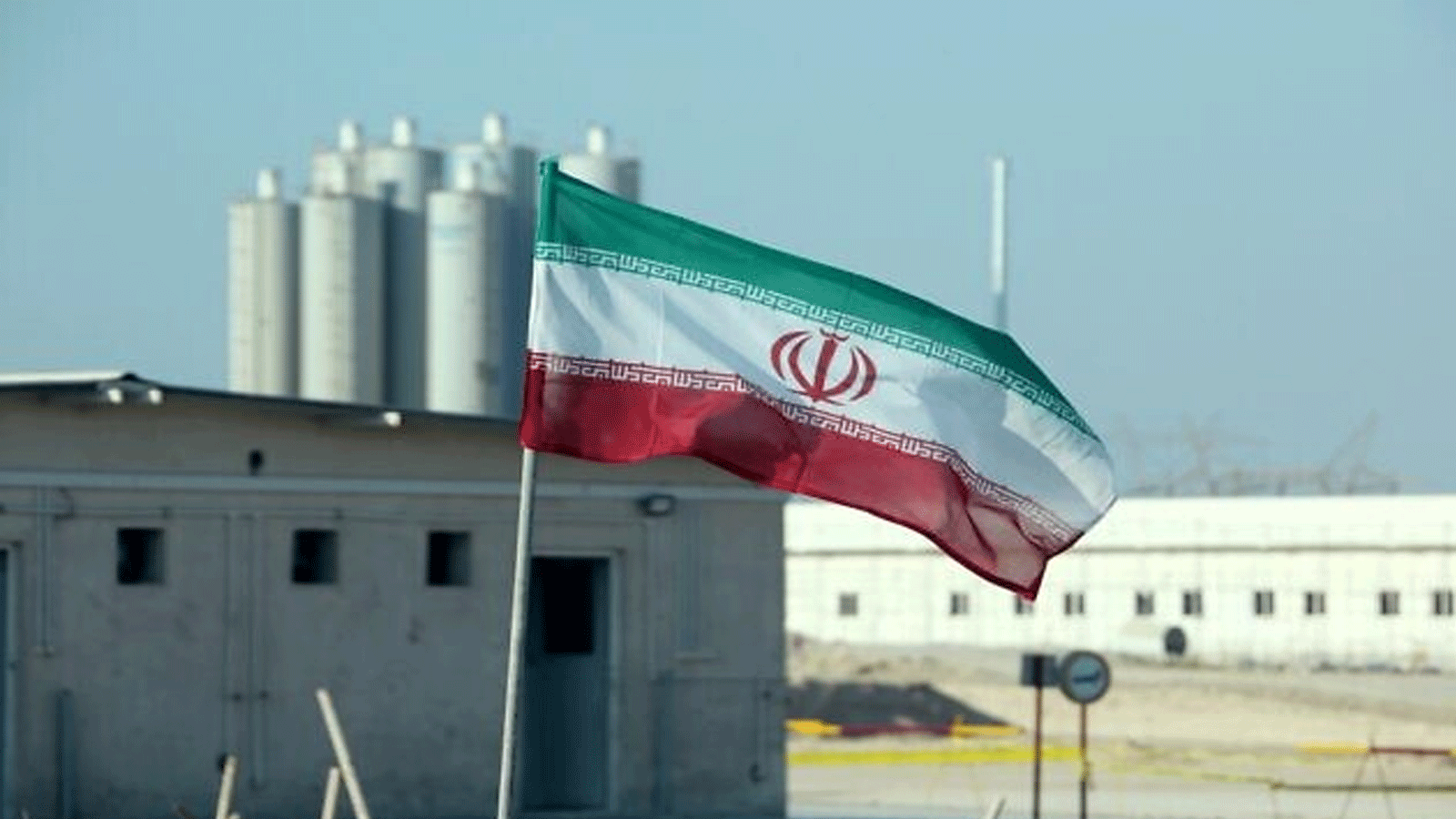 علم إيراني يرفرف في محطة بوشهر النووية الإيرانية. 10 تشرين الثاني\نوفمبر 2019