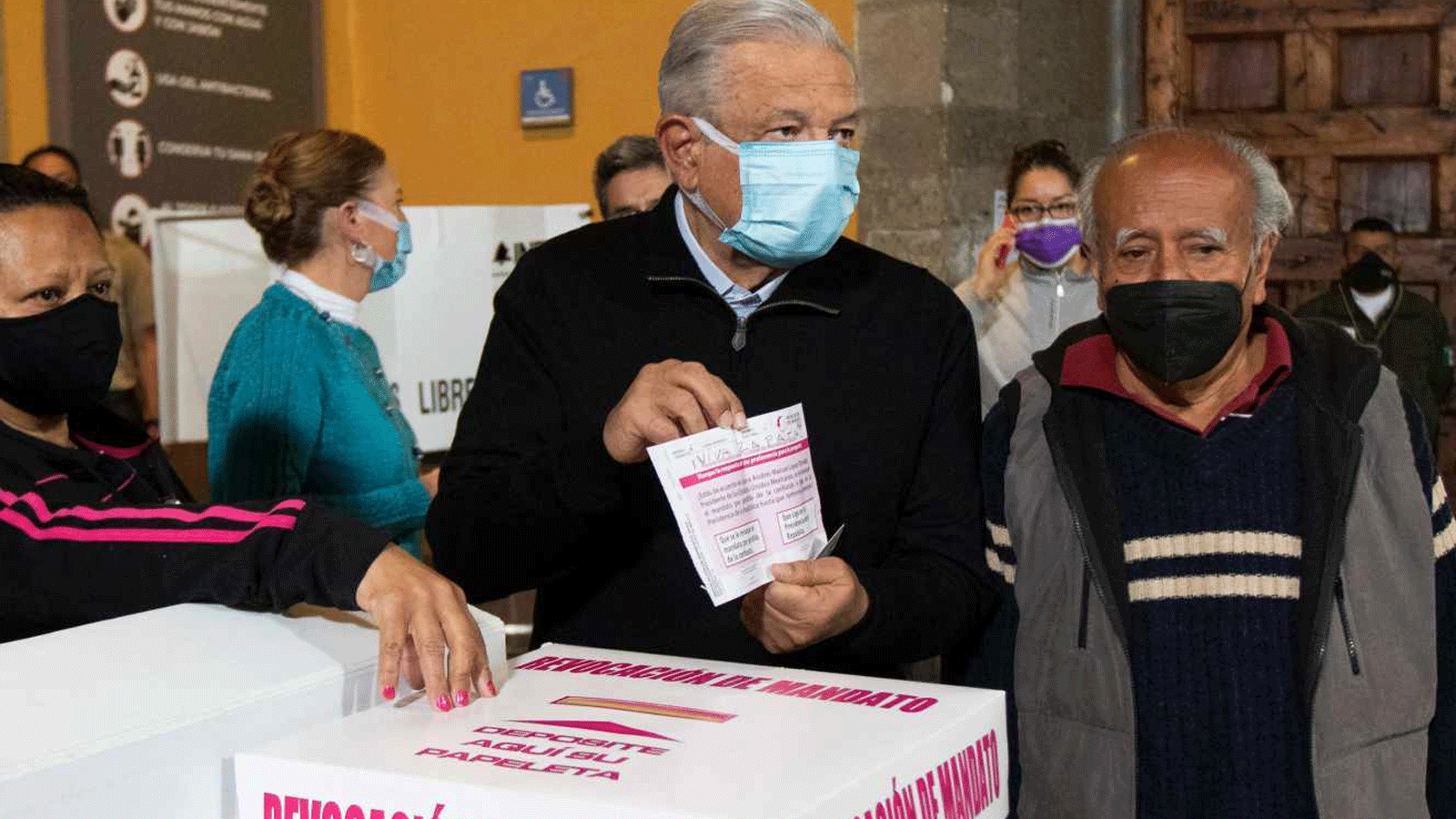 الرئيس المكسيكي أندريس مانويل لوبيز أوبرادور، في أحد مراكز الاقتراع في مكسيكو سيتي. 10 نيسان\أبريل 2022.