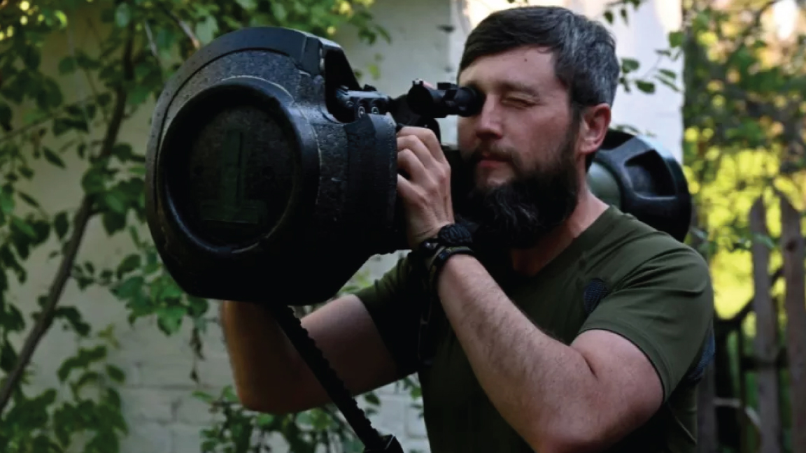 جندي أوكراني يتصيد دبابات الروس بسلاح غربي مضاد للدروع في خيرسون في 9 يونيو 2022