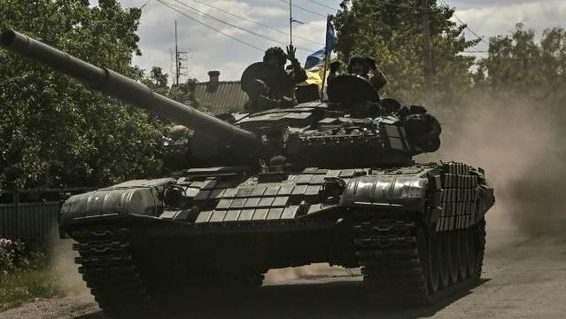جنديان أوكرانيان على متن دبابة في منطقة الدونباس في 7 يونيو 2022