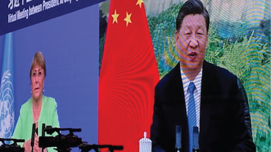 تُظهر الصورة مفوضة الأمم المتحدة لحقوق الإنسان ميشيل باشليه، إلى اليسار، وهي تحضر اجتماعًا افتراضيًا مع الرئيس الصيني شي جين بينغ في قوانغتشو في 22 مايو 2022