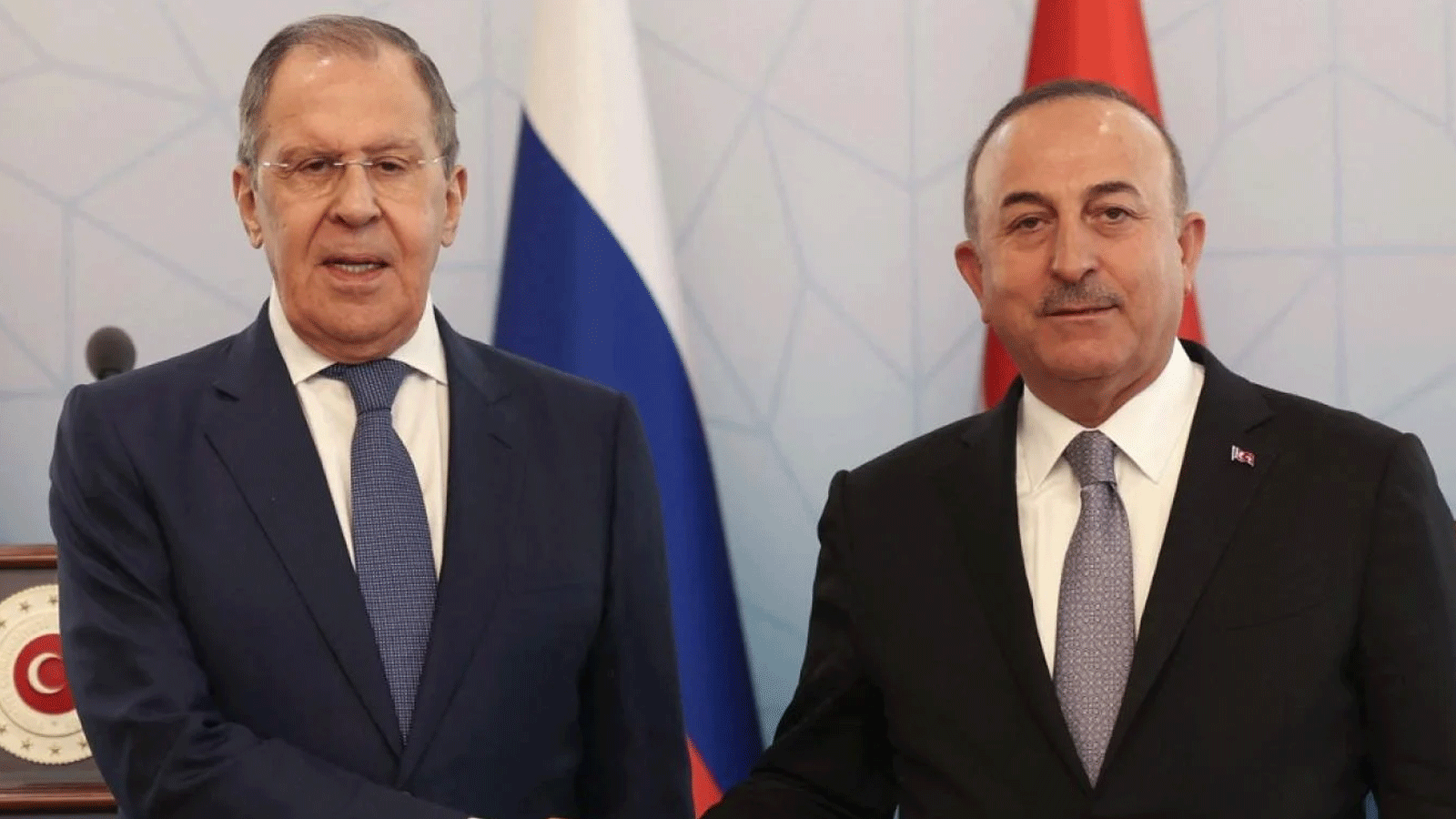 وزير الخارجية الروسي سيرغي لافروف (إلى اليسار) ووزير الخارجية التركي مولود جاويش أوغلو (إلى اليمين) يتصافحان بعد مؤتمر صحفي في أنقرة. 8 حزيران\يونيو 2022