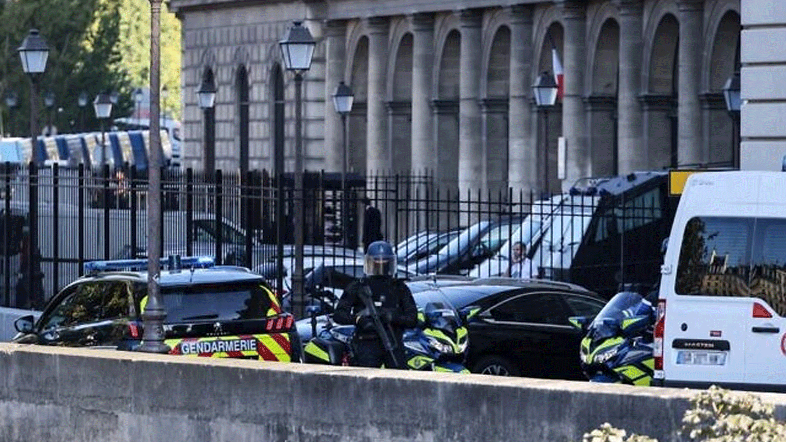 رجال الدرك الفرنسي أمام قصر العدل في باريس