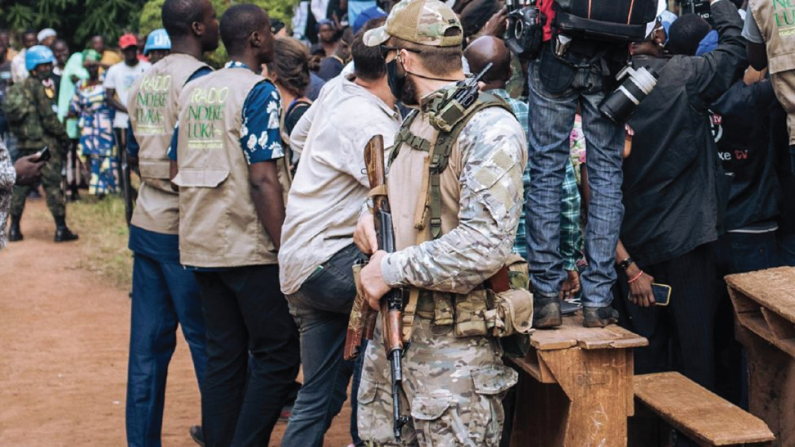مسلحون روس تابعون لمجموعة فاغنر في عاصمة جمهورية إفريقيا الوسطى يوفرون الأمن خلال الانتخابات في عام 2020