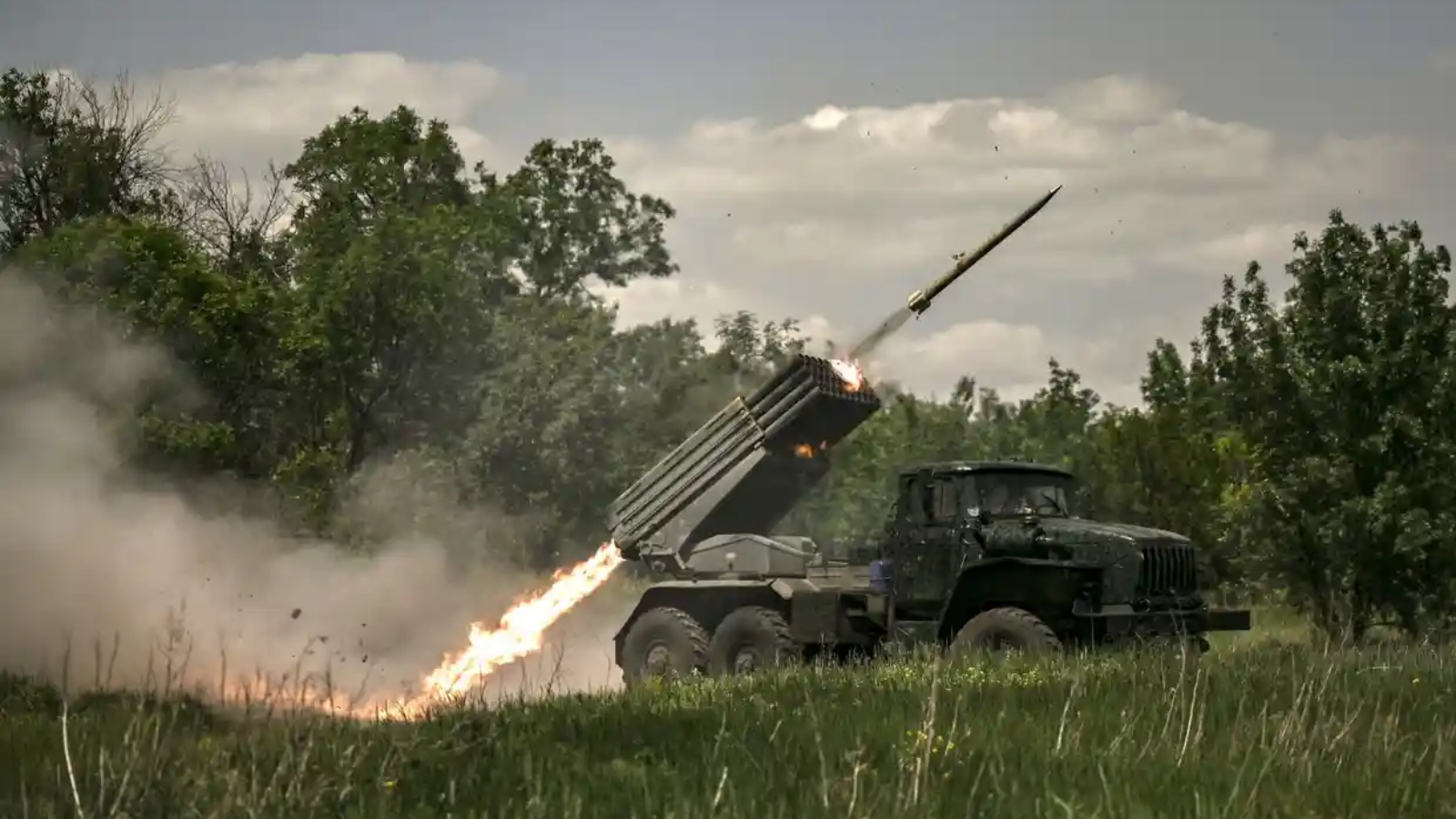 القوات الأوكرانية تطلق صواريخ باتجاه مواقع روسية على خط المواجهة في منطقة دونباس.