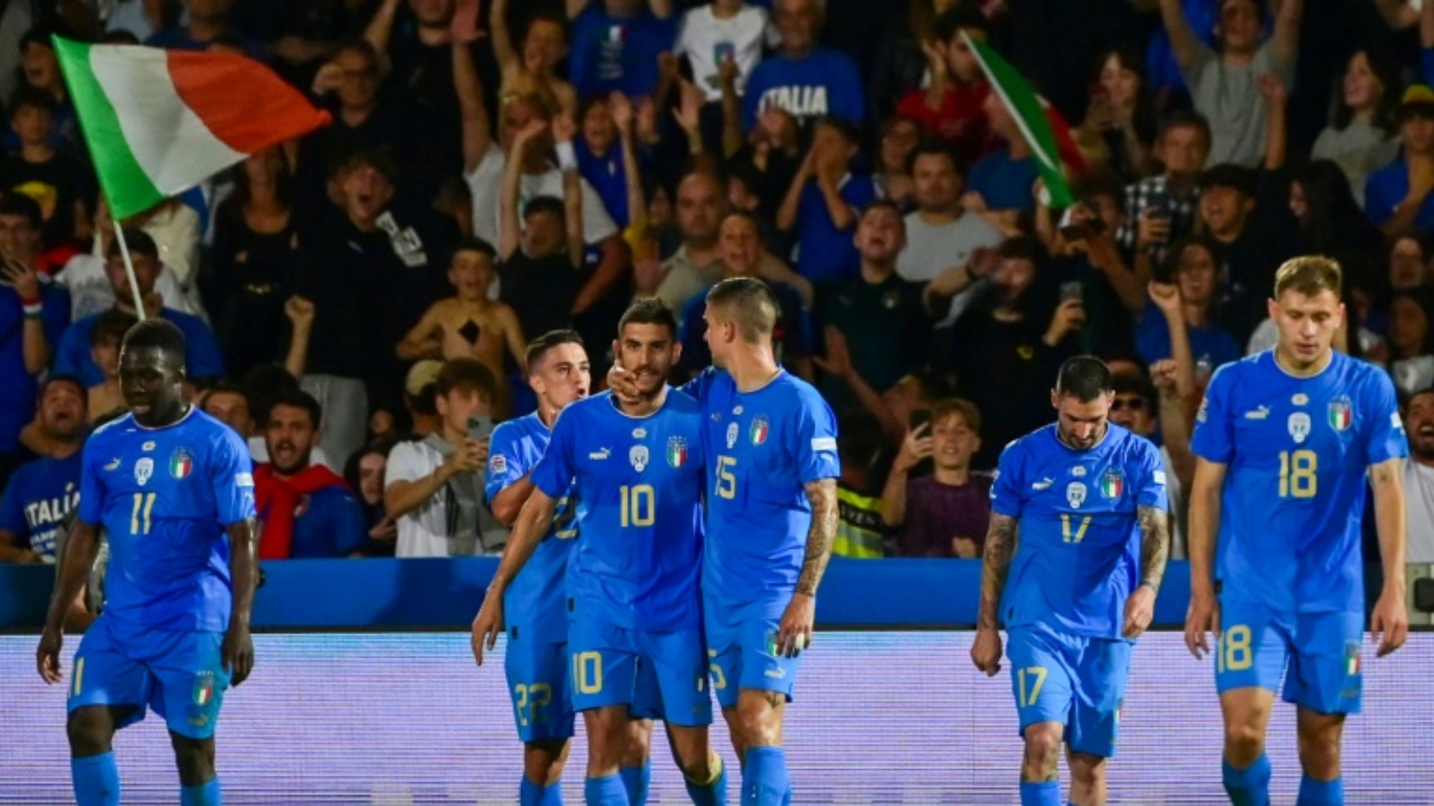 لاعب وسط إيطاليا لورنتسو بيليغريني يحتفل مع زملائه بالهدف الثاني في مرمى المجر خلال الجولة الثانية من مسابقة دوري الأمم الأوروبية على ملعب دينو مانوتسي في تشيزينا في 7 يونيو 2022