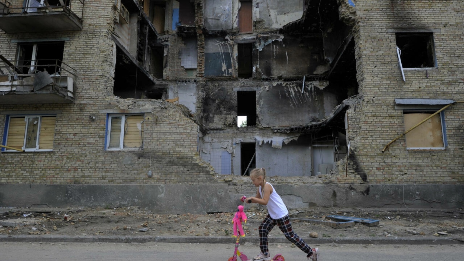 فتاة أمام مبنى مدمر في قرية هورنكا قرب كييف في 4 يونيو 2022 