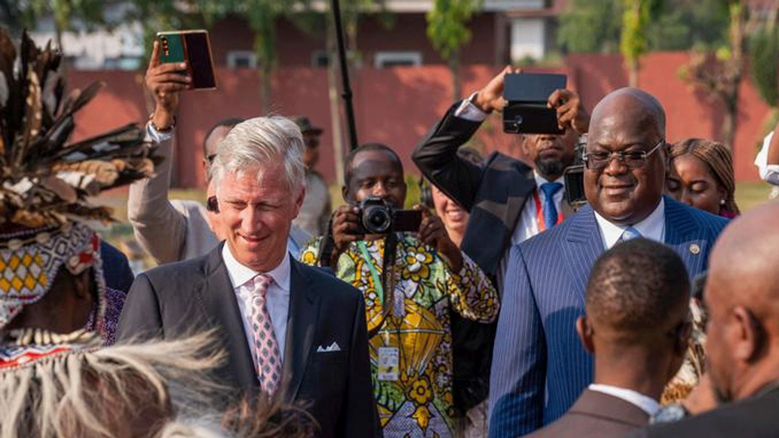 الرئيس الكونغولي فيليكس تشيسكيدي (يمين) يحيي فيليب في مطار ندجيلي الدولي في كينشاسا.