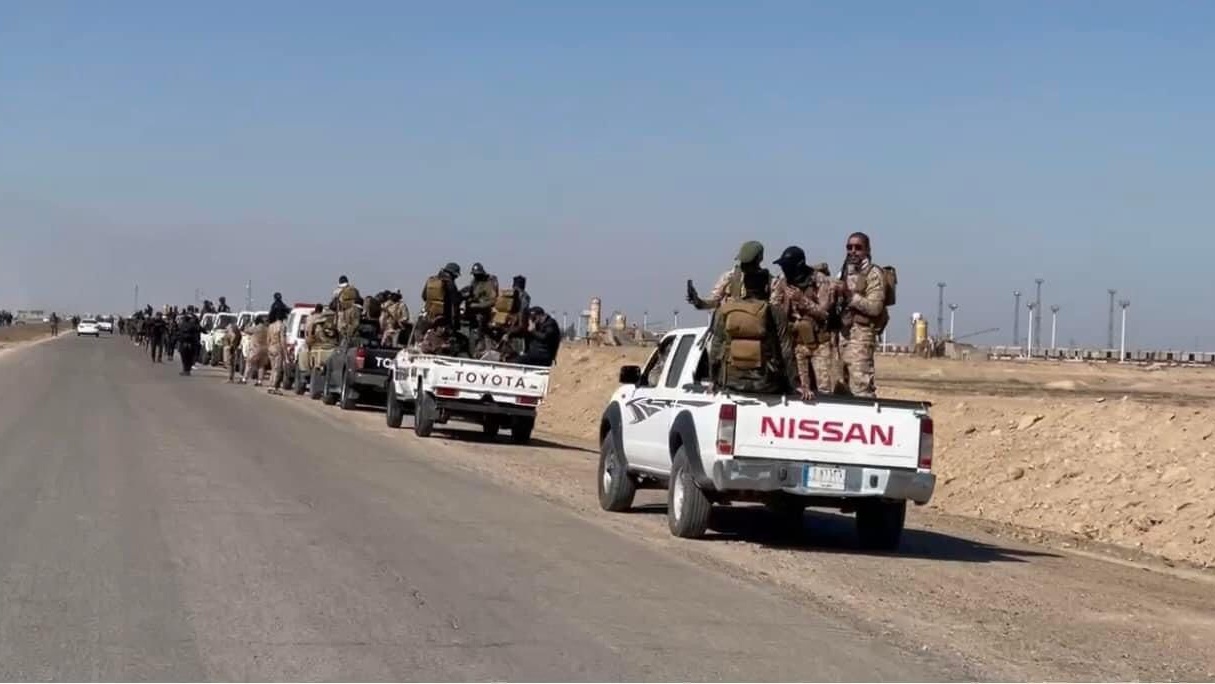 مسلحو كتائب حزب الله العراقي الموالي لايران في استعراض استفزازي عند المدخل الشرقي لمحافظة الانبار العراقية الغربية في 6 فبراير 2022 