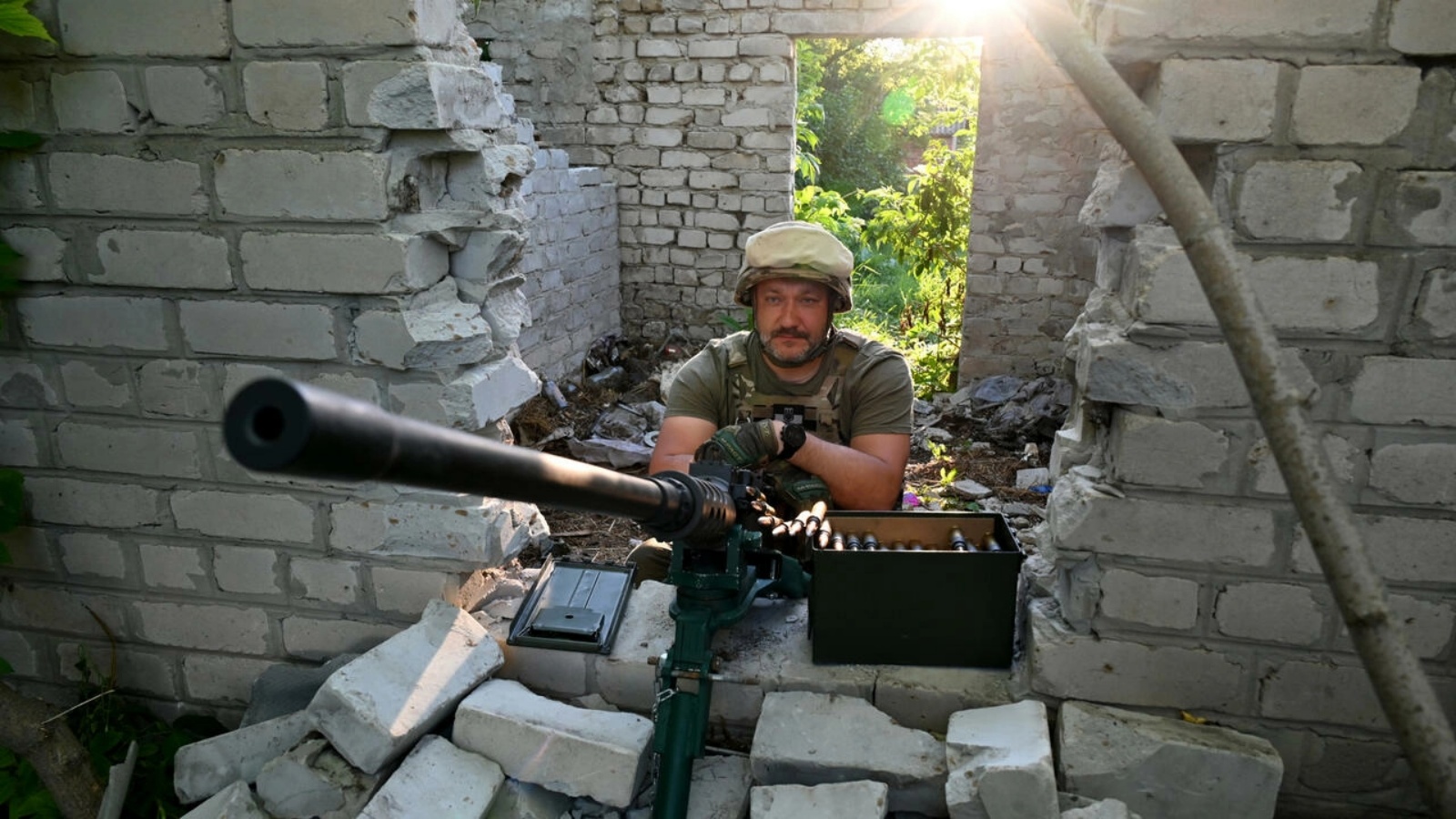 مقاتل أوكراني في بلدة شوغيف في منطقة خاركيف في 09 يونيو 2022