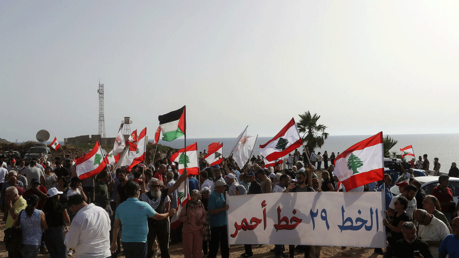 لبنانيون يحتجون على استقدام إسرائيل سفينة لاستخراج الغاز من حقل كاريش
