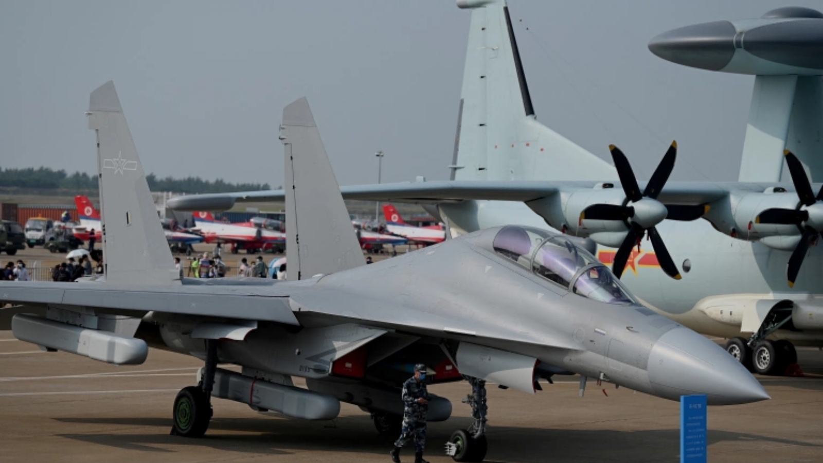المقاتلة الهجومية متعددة المهام J-16 التابعة لشركة شنيانغ للطائرات في معرض الصين الدولي الثالث عشر للطيران والفضاء في تشوهاى بمقاطعة قوانغدونغ جنوب الصين في 28 سبتمبر 2021
