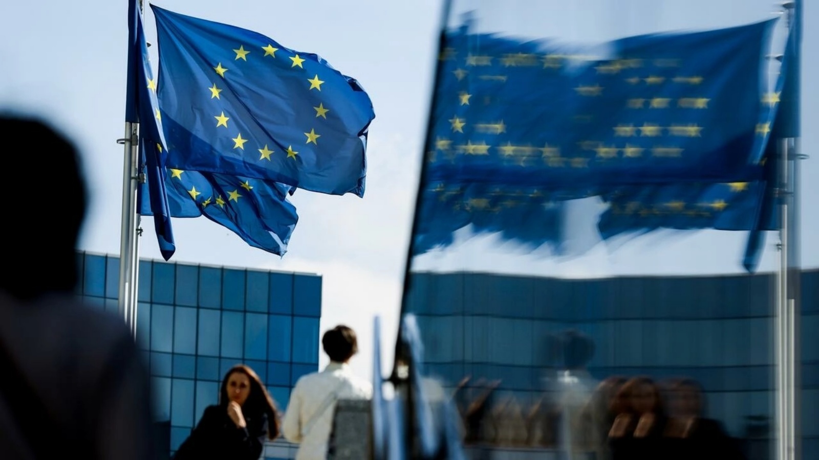 علم الاتحاد الأوروبي أمام المفوضية الأوروبية في بروكسل في 23 سبتمبر 2021 