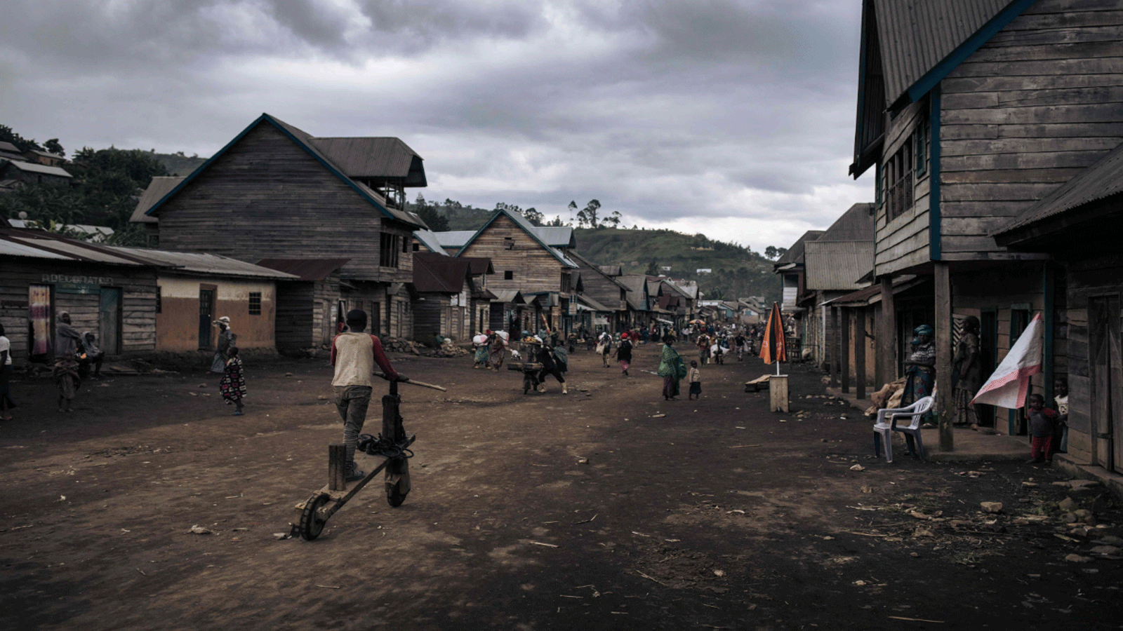 أشخاص يسيرون في الشارع الرئيسي في موهيتو، قرية في ضواحي مركز ماسيسي، مقاطعة شمال كيفو\ شرق جمهورية الكونغو الديمقراطية