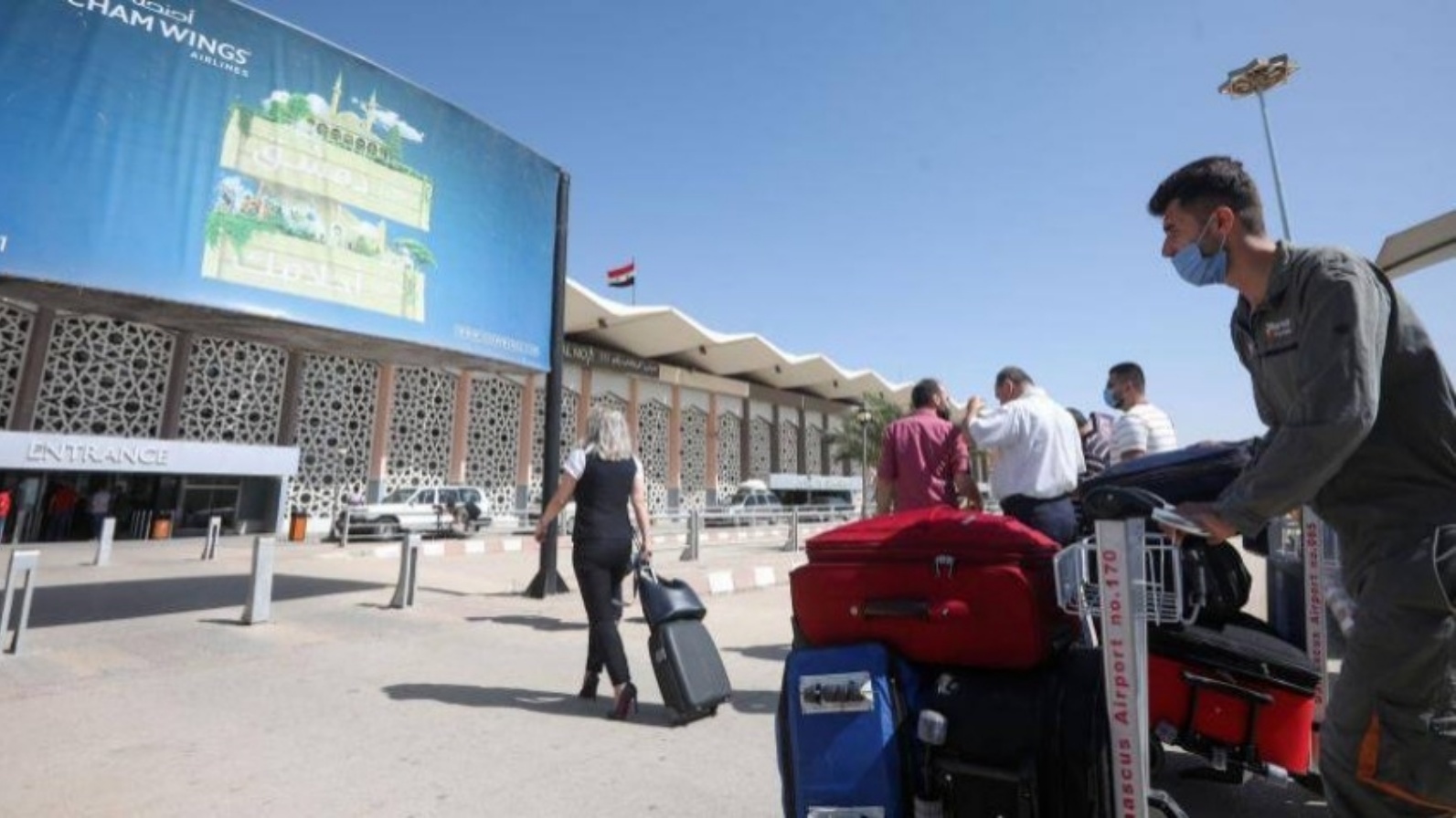 تعليق الرحلات عبر مطار دمشق بعد قصف إسرائيلي طال أحد المدرجات
