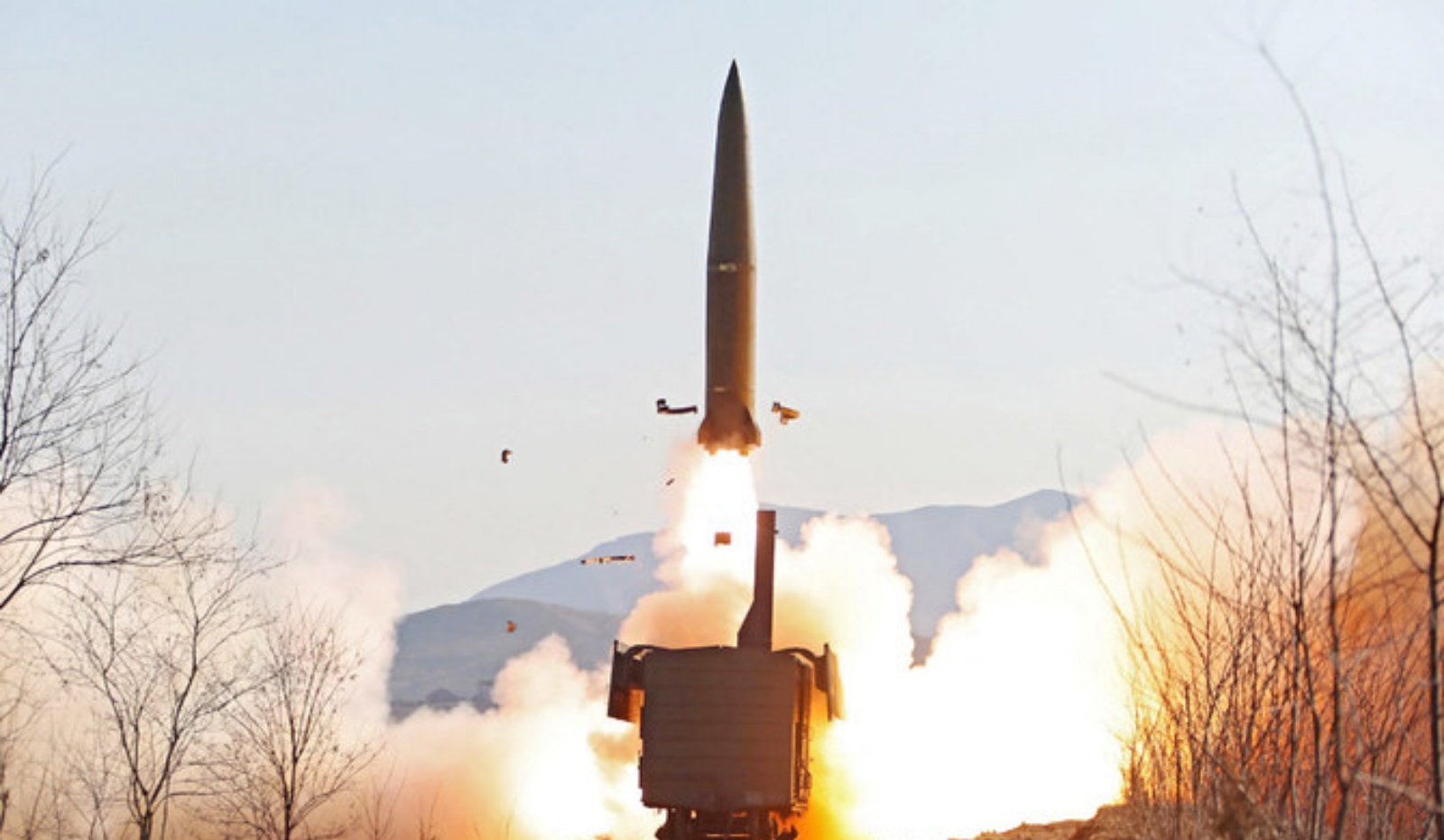 صورة التقطت في 14 يناير 2022 وتم نشرها من وكالة الأنباء المركزية الكورية الرسمية في كوريا الشمالية في 15 يناير، تظهر تدريبات إطلاق النار لفوج صاروخي محمول على السكك الحديدية في مقاطعة بيونغان الشمالية