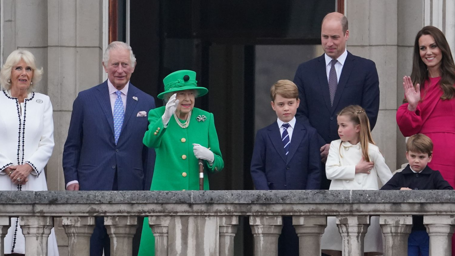 ملكة بريطانيا لدى ظهورها يوم الأحد لتحية المحتفلين من قصر باكتغهام 