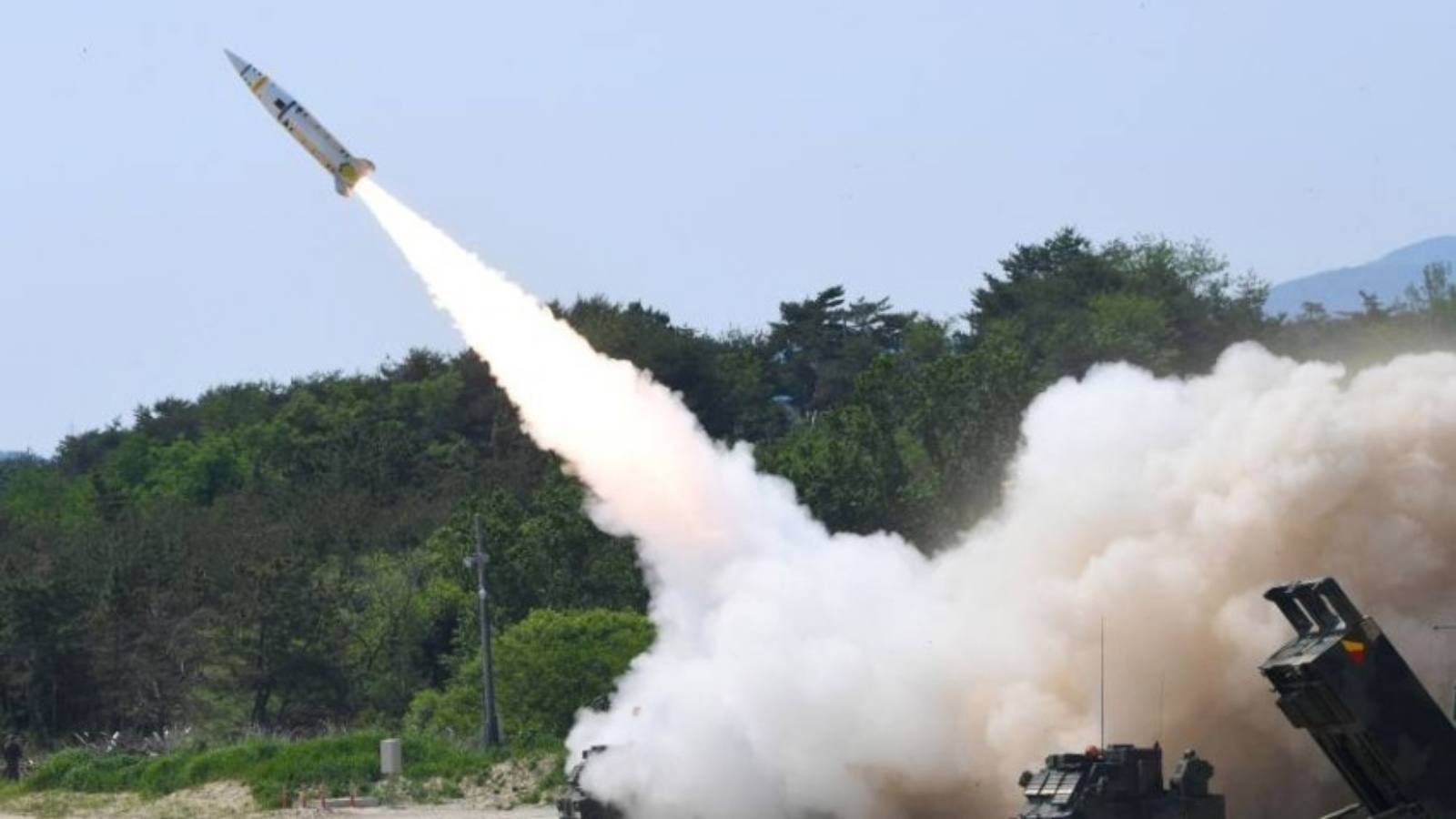 سيول تعرض صورة لإطلاق صاروخ من موقع غير معروف على الساحل الشرقي لكوريا الجنوبية خلال تمرين بالذخيرة الحية يهدف إلى مواجهة تجربة صاروخ كوريا الشمالية