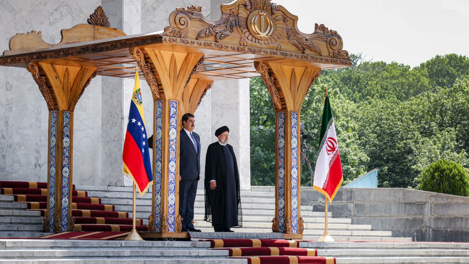 الرئيس الإيراني إبراهيم رئيسي مستقبلاً نظيره الفنزويلي نيكولاس مادورو في مجمع سعدآباد بشمال طهران، في 11 يونيو 2022