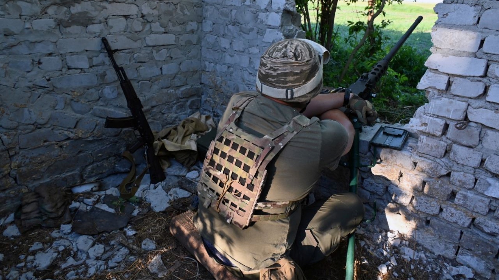 جندي أوكراني تمركز في موقعه في مكان ليس بعيدًا عن مدينة تشوجويف الأوكرانية بمنطقة خاركيف، 9 حزيران 2022