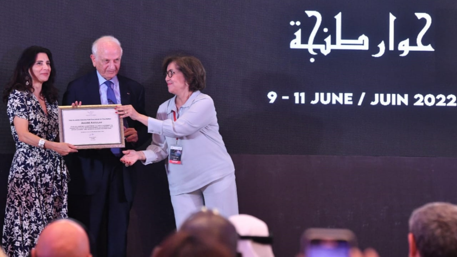 أندريه أزولاي يتسلم الجائزة 