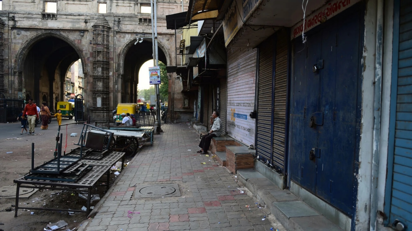 متاجر مغلقة احتجاجا على تصريحات مسؤولة في الحزب الحاكم في الهند عن النبي محمد، في مدينة أحمد آباد في 10 يونيو 2022 