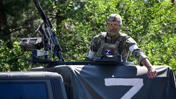 جندي روسي على متن آليته العسكرية في الميدان الأوكراني