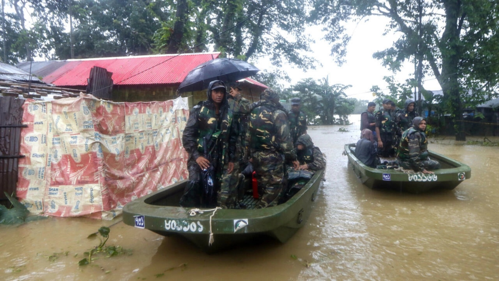 جيش بنغلادش يجلي سكاناً بعد فيضانات في سيلهيت على أثر أمطار موسمية في 18 يونيو 2022