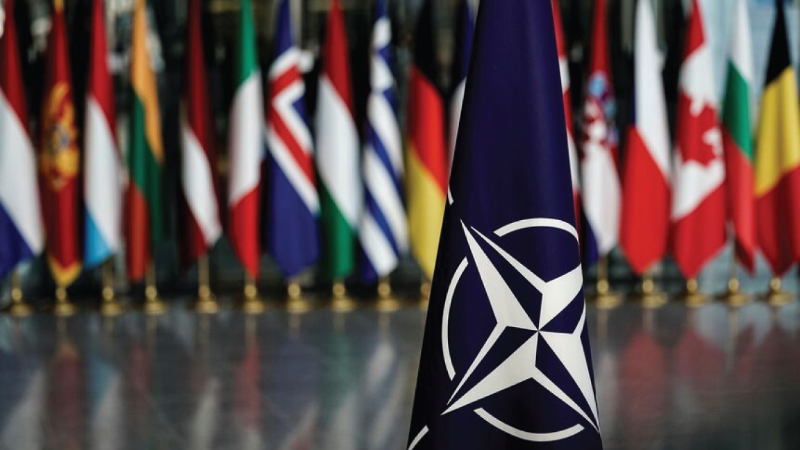 صورة تم التقاطها في 20 نوفمبر 2019 ، تُظهر علم الناتو في مقر الناتو في بروكسل خلال قمة وزراء خارجية الناتو
