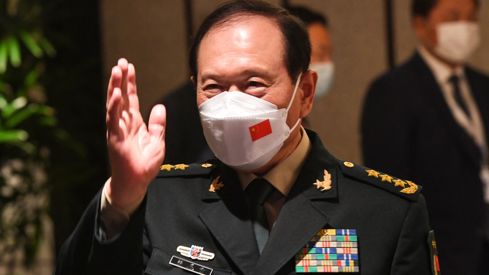 عضو مجلس الدولة ووزير الدفاع الصيني وي فنغي يلقي بادرة خلال مأدبة غداء وزارية مستديرة في قمة حوار شانغريلا في سنغافورة في 11 يونيو 2022