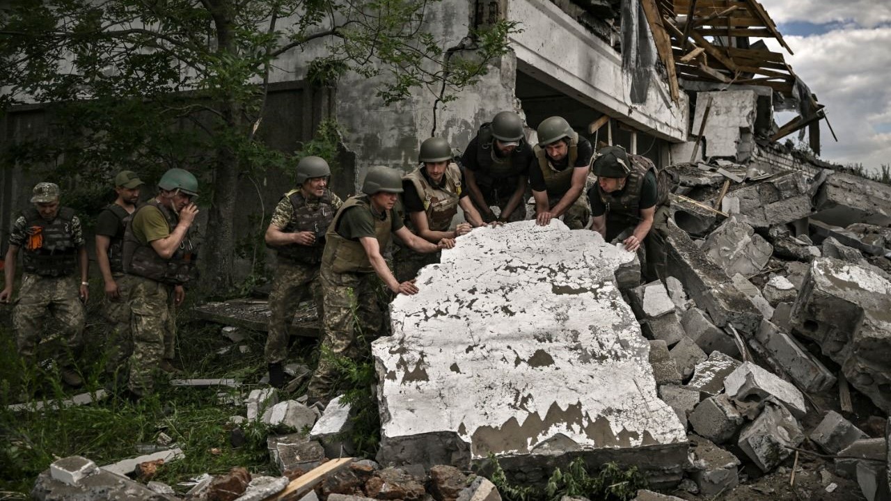 جنود أوكرانيون يتفقدون مستودعًا مدمرًا ورد أن القوات الروسية استهدفته في ضواحي ليسيتشانسك بمنطقة دونباس شرق أوكرانيا، في 17 يونيو 2022