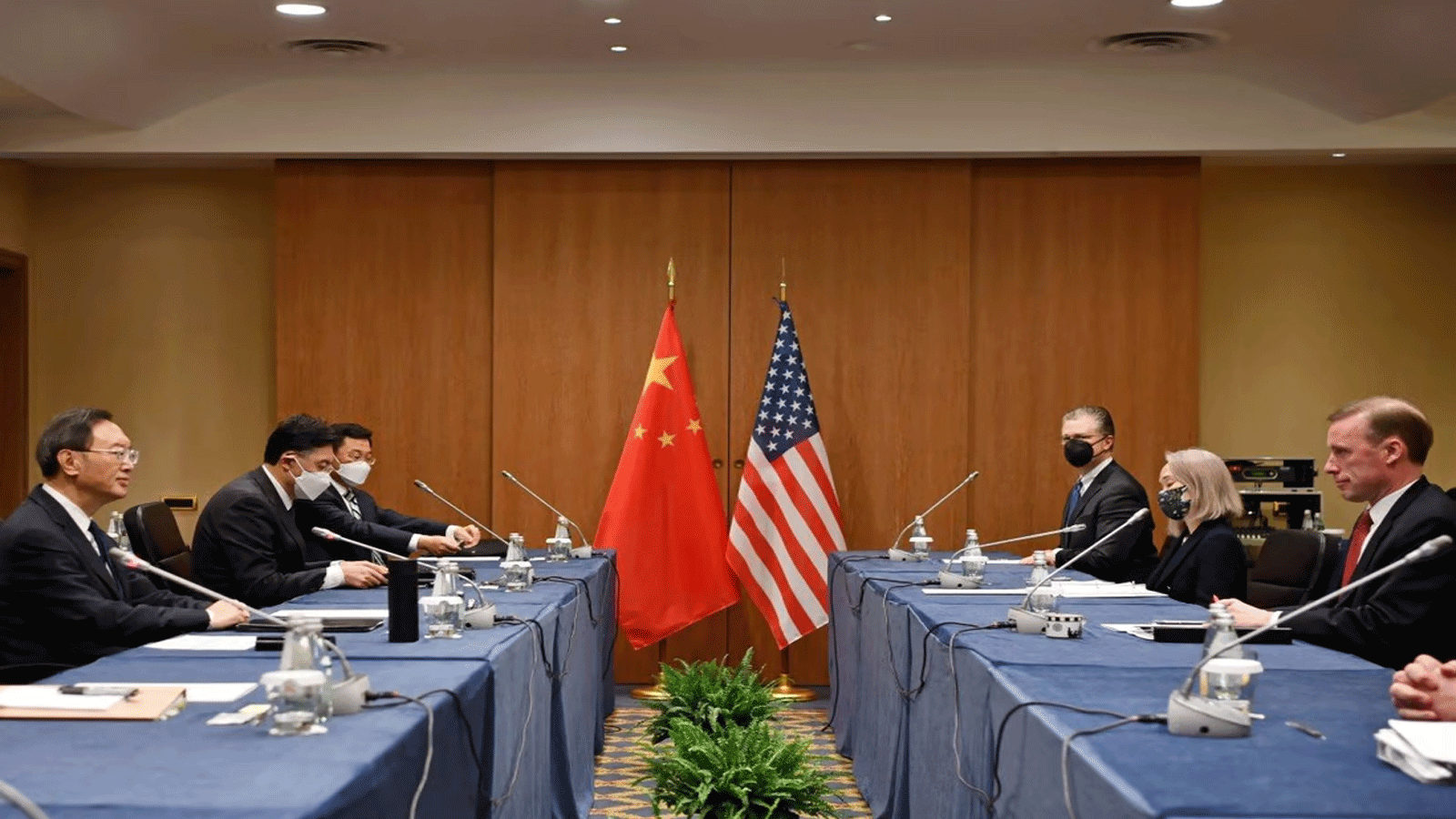 يانغ جيتشي (يسار)، كبير مسؤولي السياسة الخارجية في الصين، يلتقي بمستشار الأمن القومي الأمريكي جيك سوليفان (يمين). في روما يوم 14 آذار\مارس.(Xinuha)