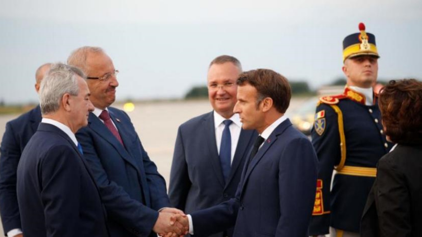 الرئيس الفرنسي إيمانويل ماكرون لدى وصوله إلى قاعدة ميخائيل كوغالشينيرو في رومانيا