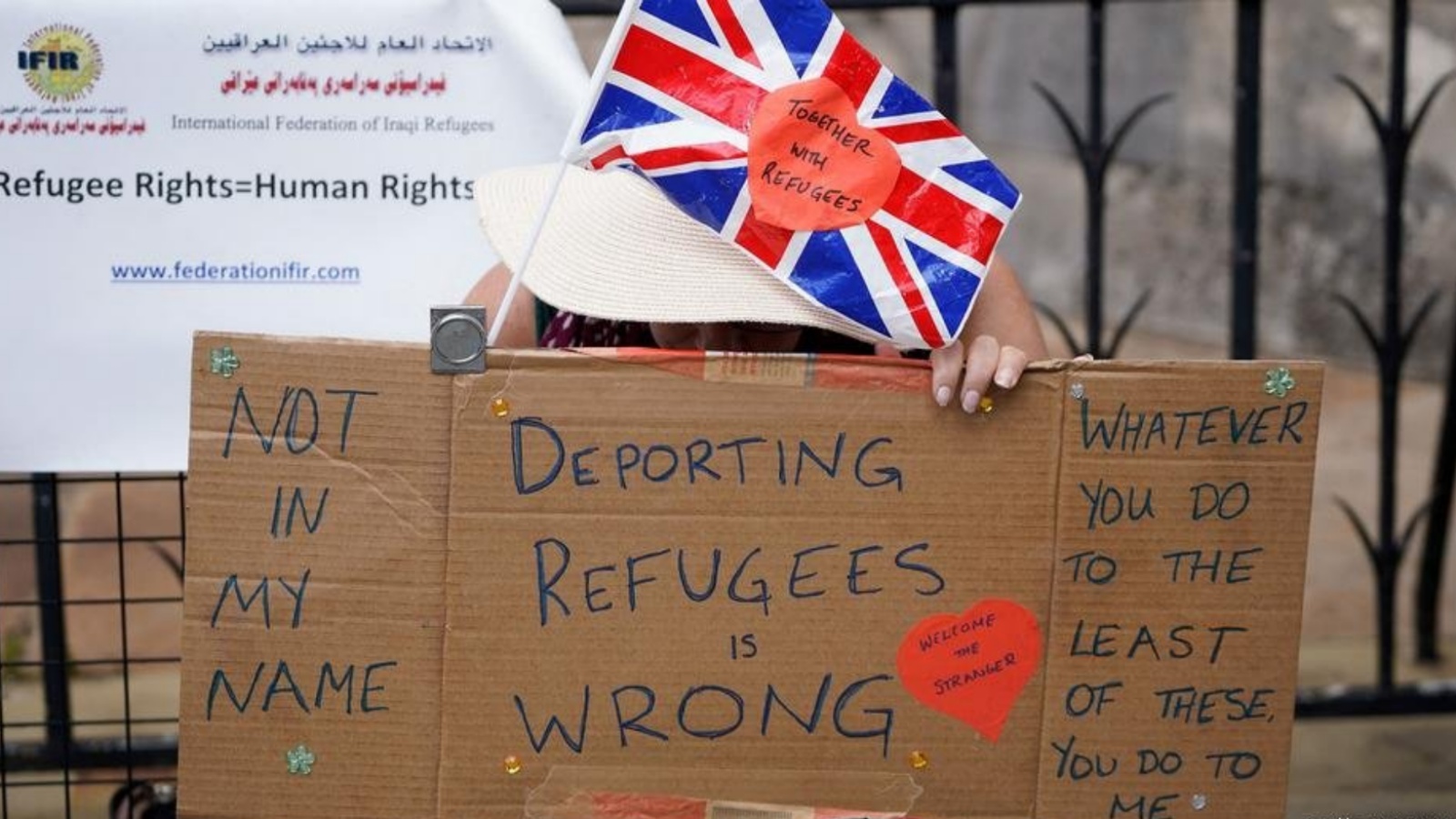 متظاهرون في لندن يوم الاثنين 13 يونيو 2022 للاحتجاج على خطة بريطانيا لترحيل طالبي اللجوء إلى رواندا