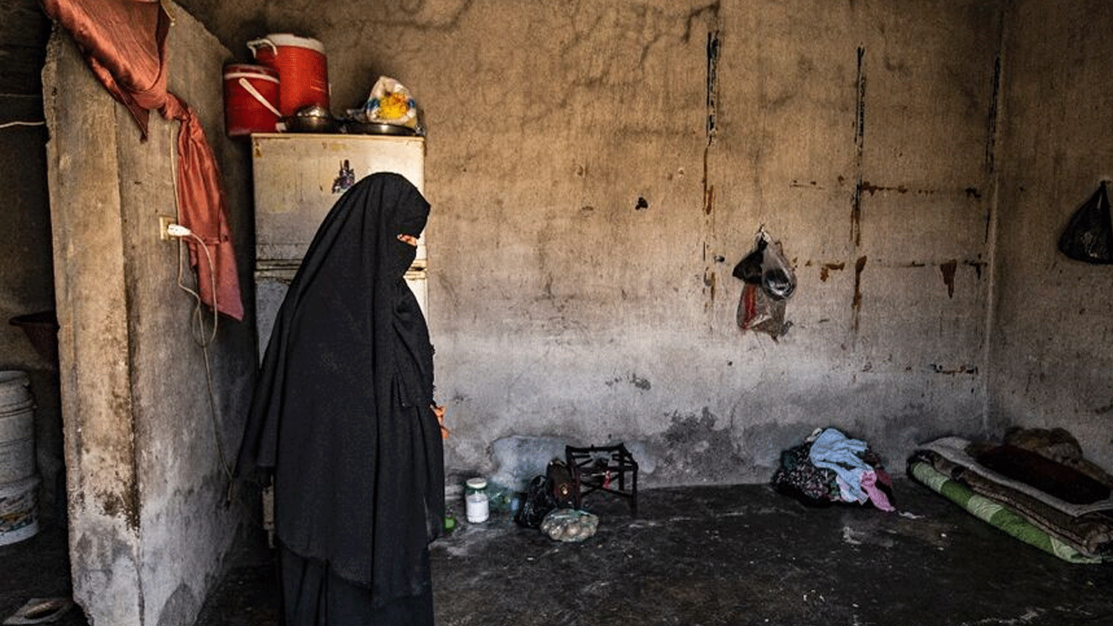نورا الخليف عادت إلى مسقط رأسها خارج الرقة منذ ثلاث سنوات، لكنها تكافح للتخلص من وصمة العار المتمثلة في العيش في مخيم الهول، حيث يُحتجز أقارب مقاتلين يشتبه في أنهم من تنظيم الدولة الإسلامية.
