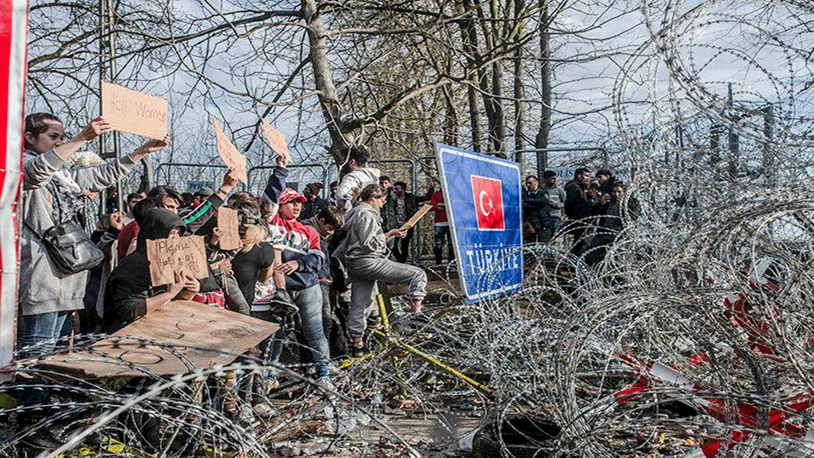  المهاجرون واللاجئون ينتظرون دخول اليونان عبر الحدود التركية