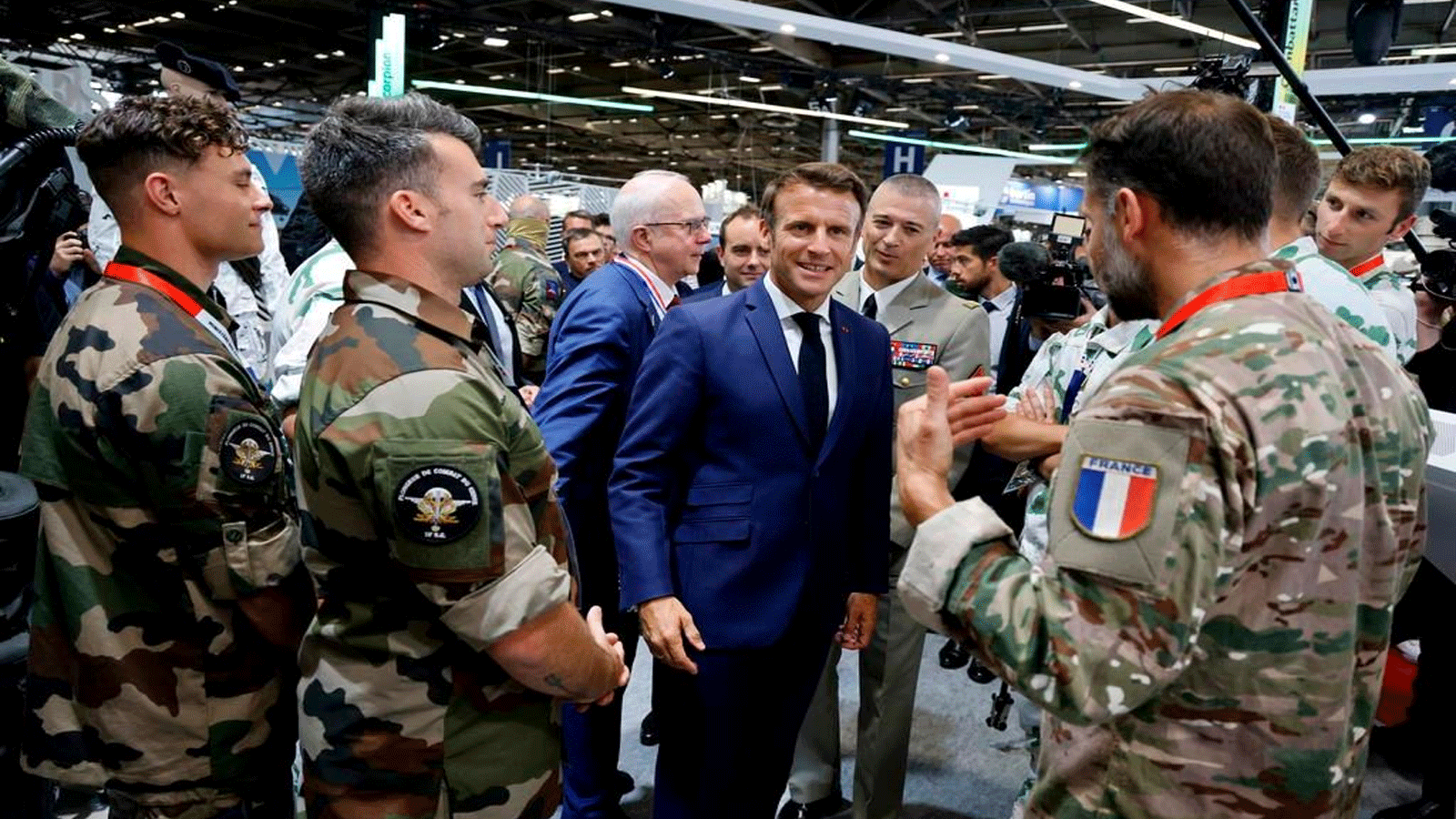 ماكرون (في الوسط) مع جنود في فيلبينت شمال باريس